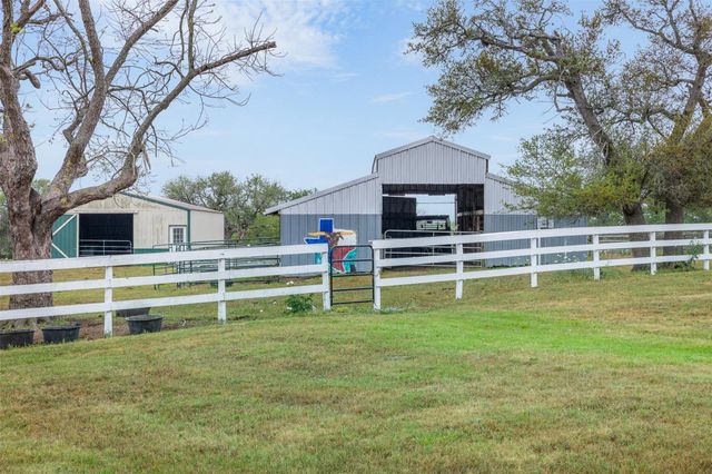 1089 Club Lane, Columbus, TX 78934