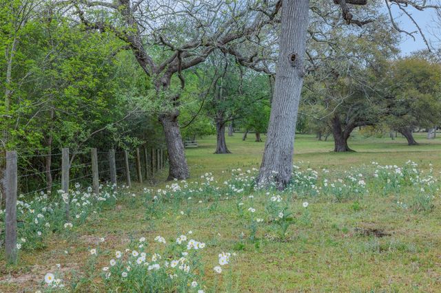 1089 Club Lane, Columbus, TX 78934