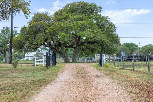 1089 Club Lane, Columbus, TX 78934
