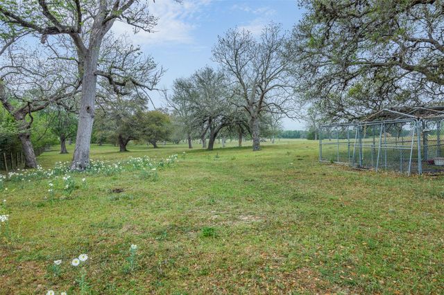 1089 Club Lane, Columbus, TX 78934