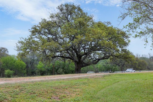 1089 Club Lane, Columbus, TX 78934