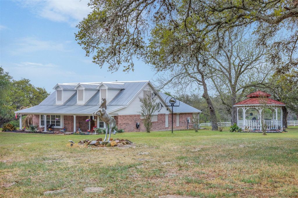 1089 Club Lane, Columbus, TX 78934