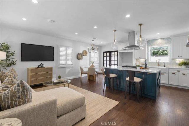 7840 Woodlake Avenue, West Hills, CA 91304