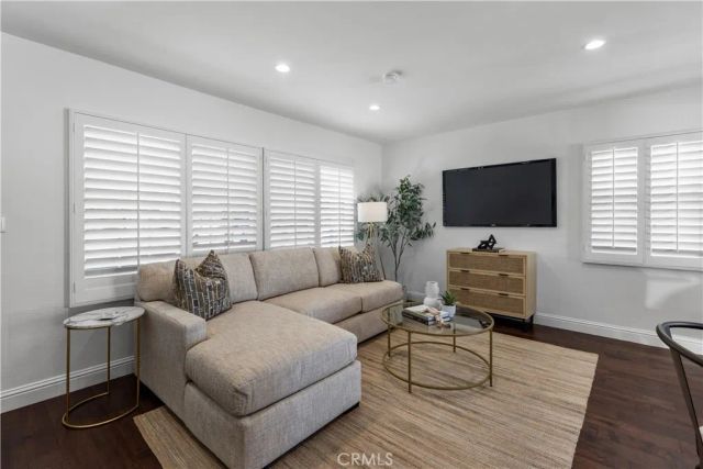 7840 Woodlake Avenue, West Hills, CA 91304