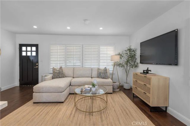 7840 Woodlake Avenue, West Hills, CA 91304