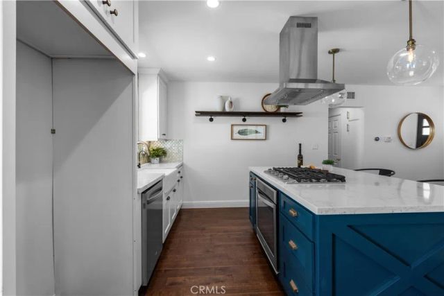 7840 Woodlake Avenue, West Hills, CA 91304