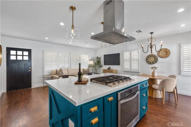 7840 Woodlake Avenue, West Hills, CA 91304