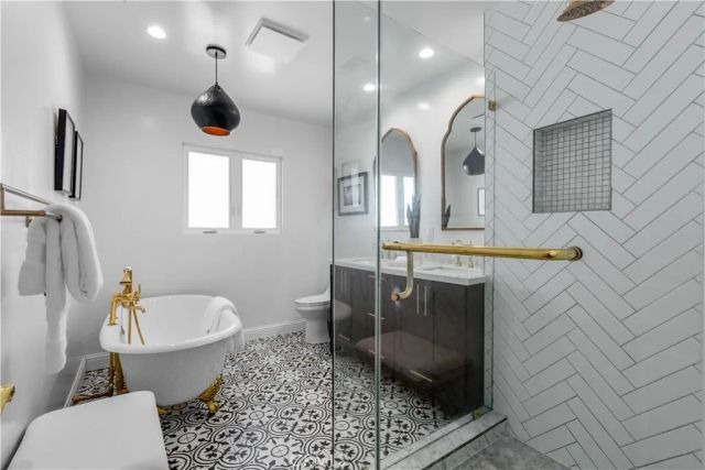 7840 Woodlake Avenue, West Hills, CA 91304