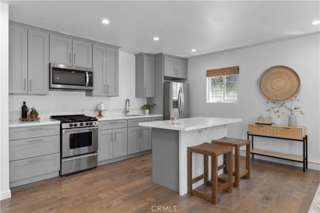 7840 Woodlake Avenue, West Hills, CA 91304