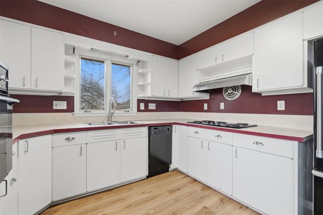272 27th Avenue SW, Cedar Rapids, IA 52404