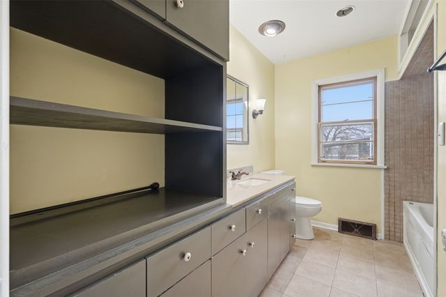 272 27th Avenue SW, Cedar Rapids, IA 52404