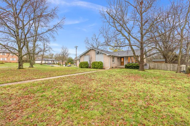 100 Cloverdale Ct, Hendersonville, TN 37075
