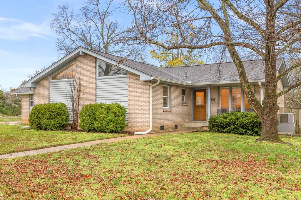 100 Cloverdale Ct, Hendersonville, TN 37075