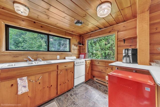 11711 N Honeymoon Bay Rd, Newman Lake, WA 99025