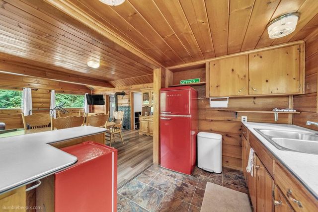 11711 N Honeymoon Bay Rd, Newman Lake, WA 99025
