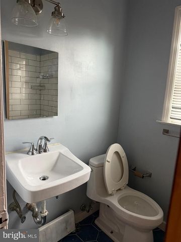 2211 32ND PL SE, Washington, DC 20020