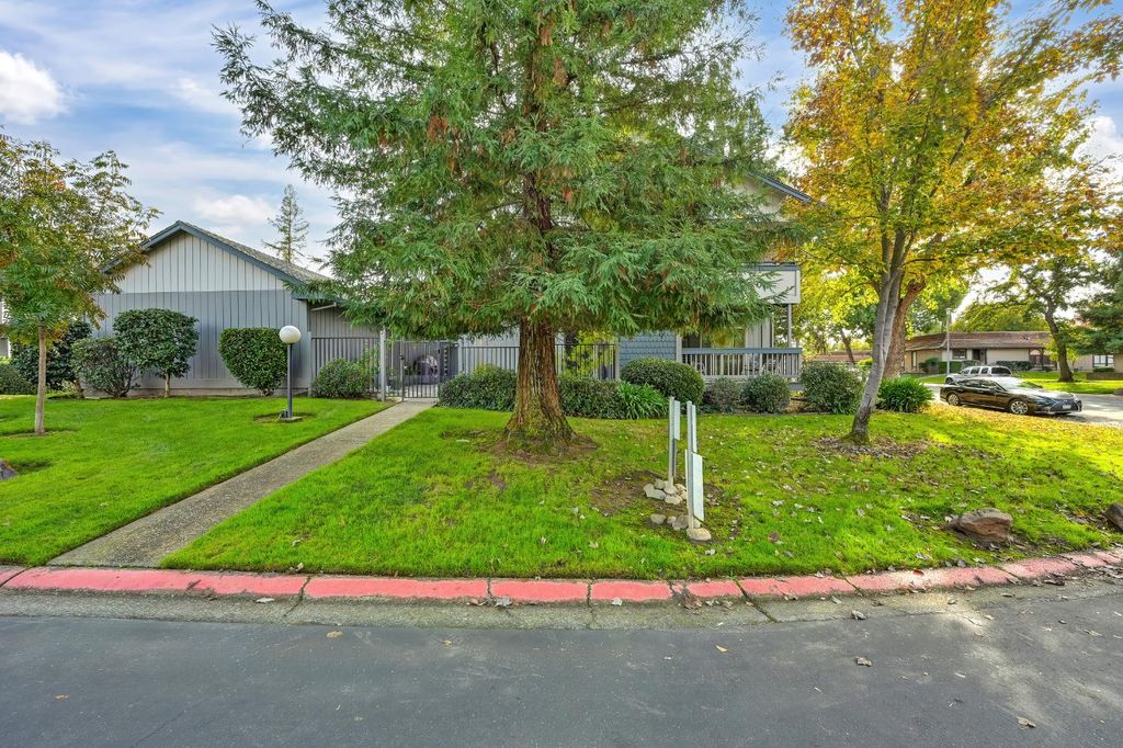 8004 Briar Ridge Ln, Citrus Heights, CA 95610
