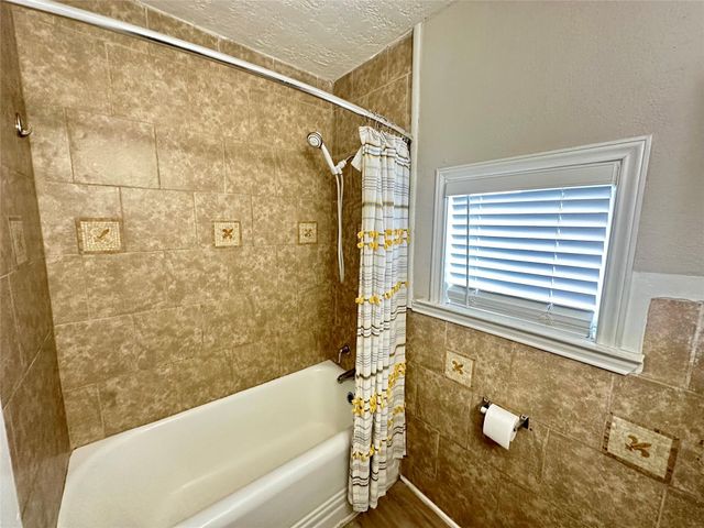 1701 17th Street D, Galveston, TX 77550