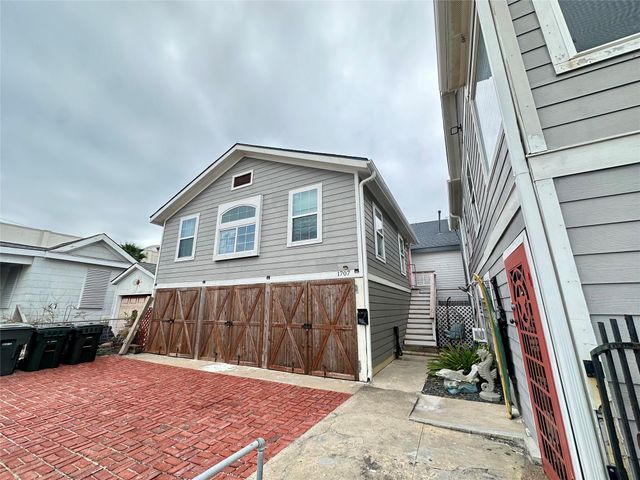 1701 17th Street D, Galveston, TX 77550