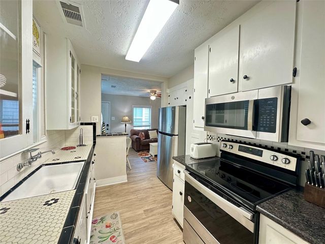 1701 17th Street D, Galveston, TX 77550