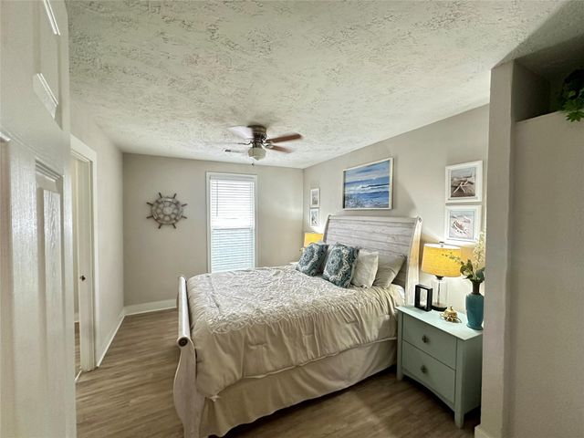 1701 17th Street D, Galveston, TX 77550