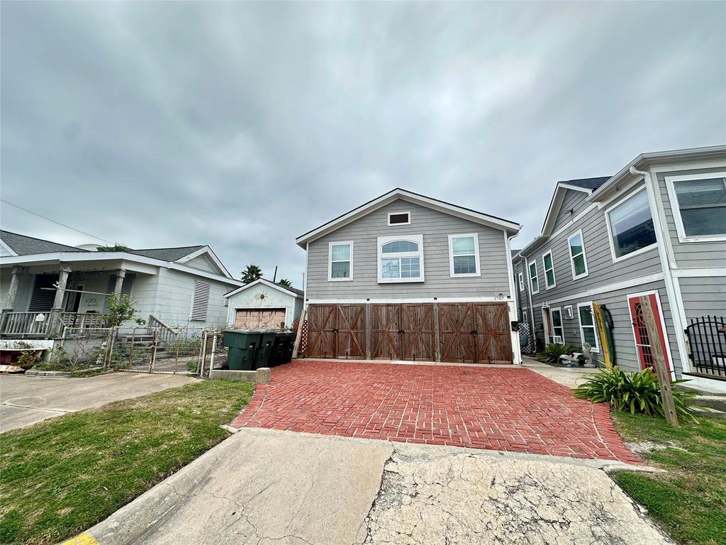 1701 17th Street D, Galveston, TX 77550
