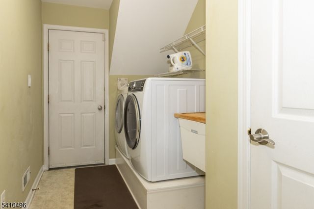 16 Steeplechase Lane, Franklin Twp., NJ 08802