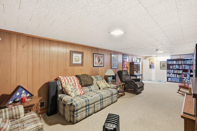 8808 Michael Edward Dr, Louisville, KY 40291