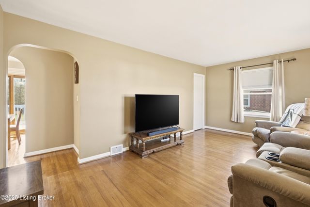 8808 Michael Edward Dr, Louisville, KY 40291