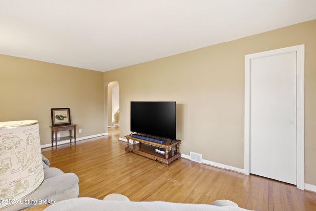 8808 Michael Edward Dr, Louisville, KY 40291