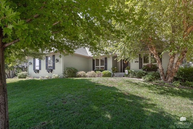 207 Ruth's Lane, Wamego, KS 66547