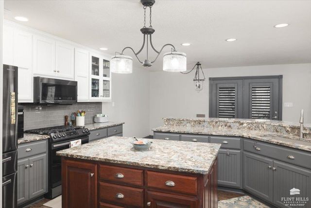 207 Ruth's Lane, Wamego, KS 66547