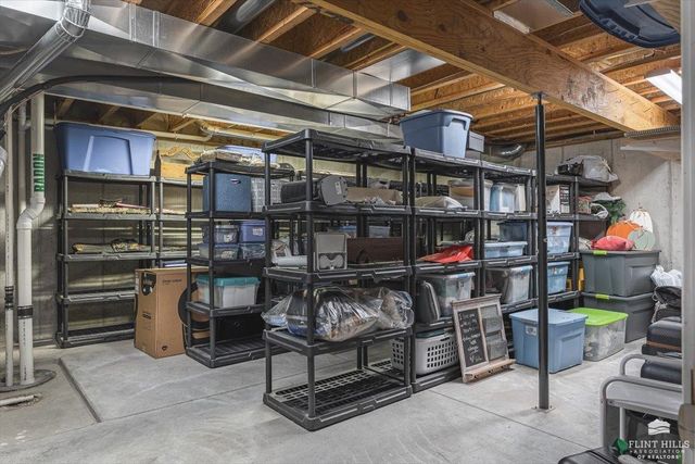 207 Ruth's Lane, Wamego, KS 66547