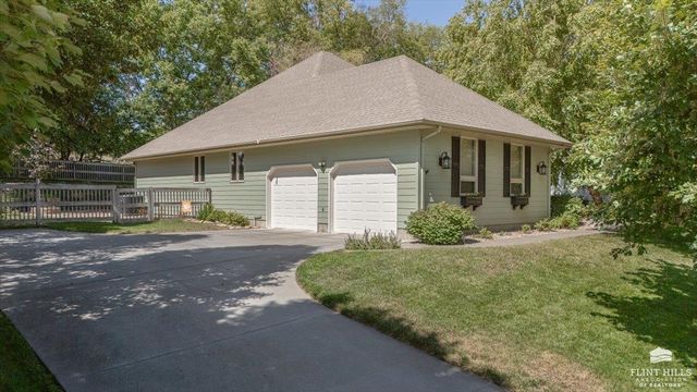207 Ruth's Lane, Wamego, KS 66547