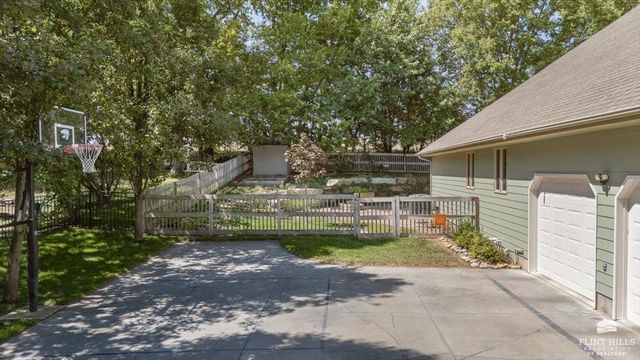 207 Ruth's Lane, Wamego, KS 66547