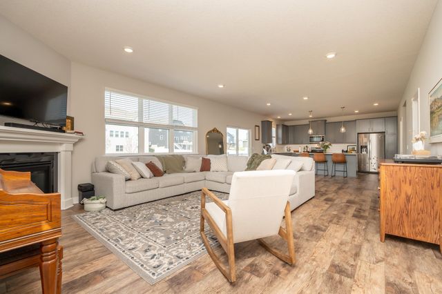 1716 Rainier Drive, Shakopee, MN 55379