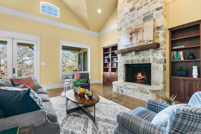 208 Hoskins, Boerne, TX 78006