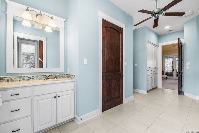 208 Hoskins, Boerne, TX 78006