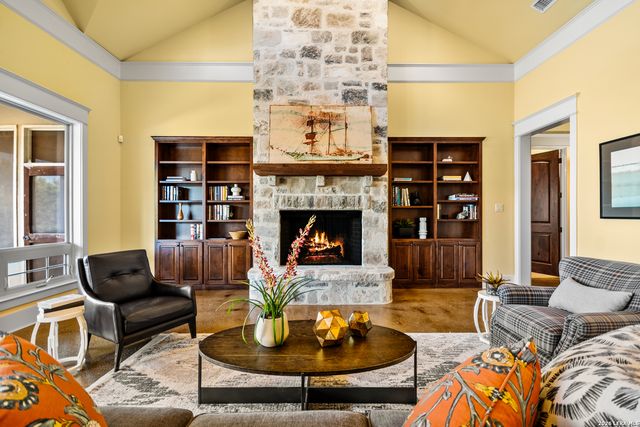 208 Hoskins, Boerne, TX 78006