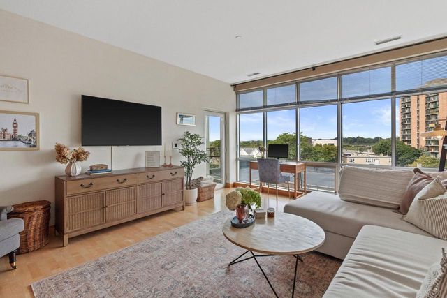 1550 E Royall PLACE #505, Milwaukee, WI 53202