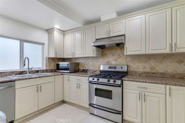 5063 Serrania Avenue, Woodland Hills, CA 91364