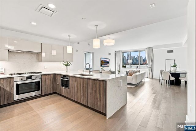 9 Ave At Port Imperial 413, West New York, NJ 07093