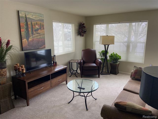 1072 Faulkner, Troy, MI 48083