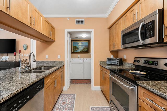 6529 Emerald Dunes Drive 106, Royal Palm Beach, FL 33411