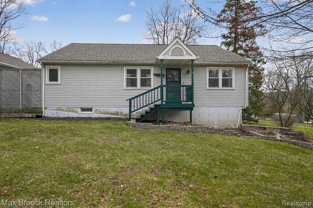 5001 Sylvanview Drive, Clarkston, MI 48348