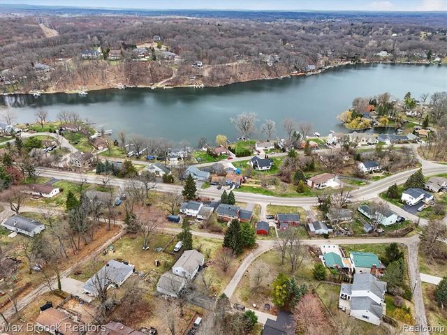 5001 Sylvanview Drive, Clarkston, MI 48348