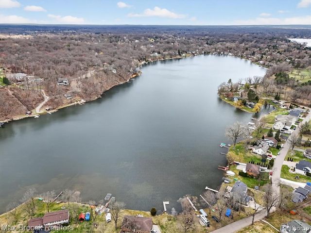 5001 Sylvanview Drive, Clarkston, MI 48348