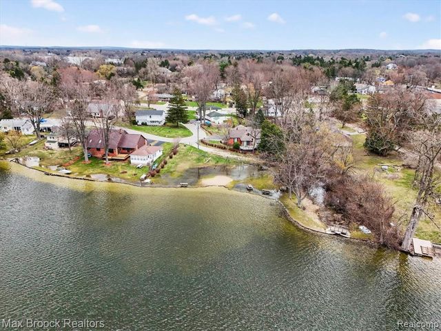 5001 Sylvanview Drive, Clarkston, MI 48348