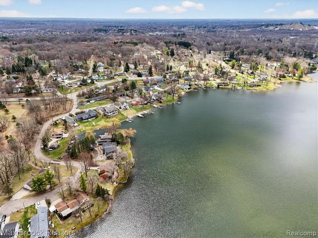 5001 Sylvanview Drive, Clarkston, MI 48348