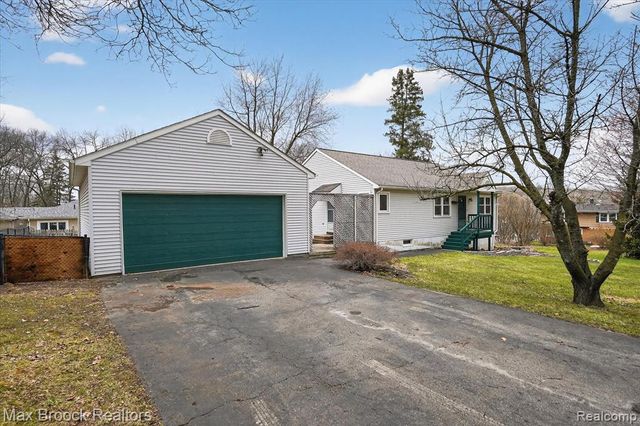5001 Sylvanview Drive, Clarkston, MI 48348